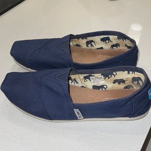 EUC - Navy Toms size W8